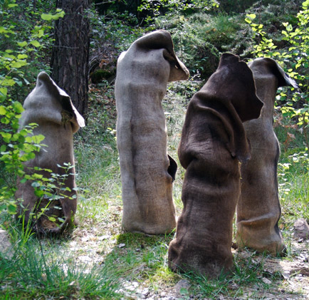 scultura di quattro involucri arborei feltro nel bosco
